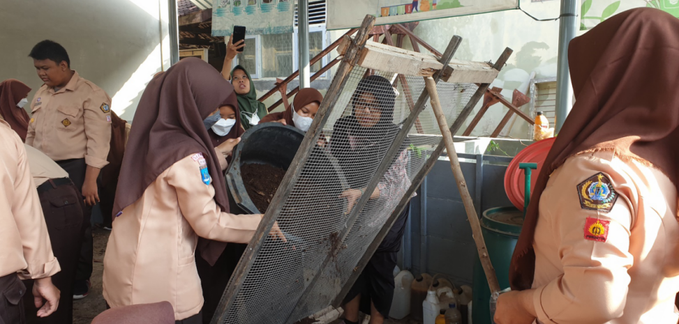 Memahami Proses Kimiawi Pengolahan Pupuk Organik Cair (POC)