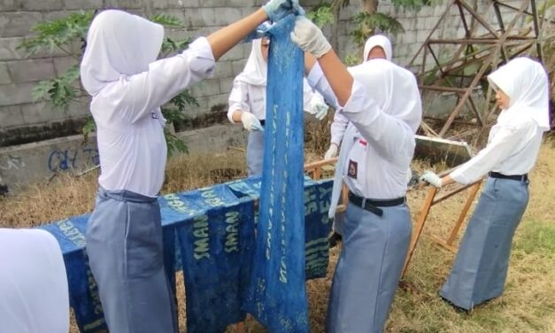 PROSES PEMBUATAN BATIK WARNA ALAM