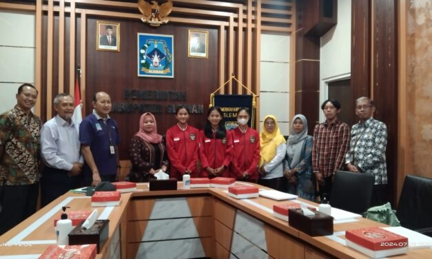 Penyerahan penghargaan kepada atlet berprestasi oleh ibu Bupati Sleman