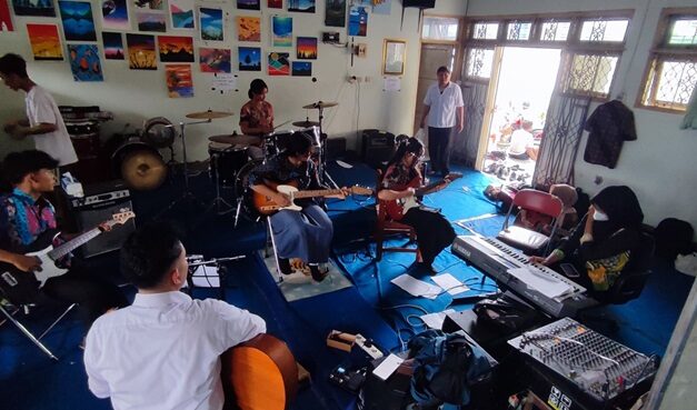 Intip Latihan di Studio Mini SBO Band