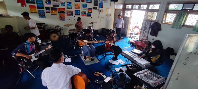 Intip Latihan di Studio Mini SBO Band