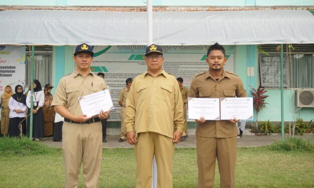 Guru Berprestasi Terima Penghargaan