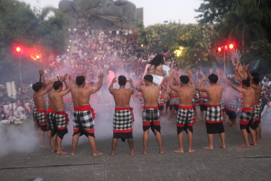 Tari Kecak dan Sejarah Garuda Wisnu Kencana: Perpaduan Seni dan Sejarah yang Memukau