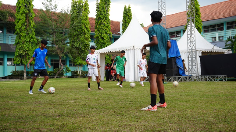 Menguasai Lapangan dengan Dribbling: Panduan Lengkap Teknik Menggiring Bola