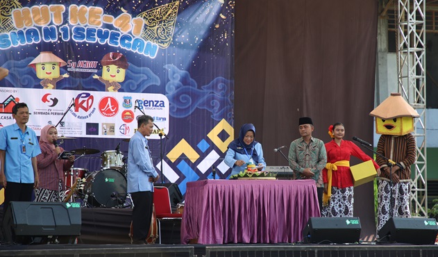 SMAN 1 Seyegan Potong Tumpeng Rayakan HUT ke-41