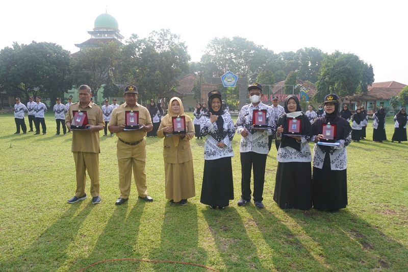 SMAN 1 Seyegan Gelar Upacara Peringatan Hari Guru Nasional dan Pemberian Penghargaan