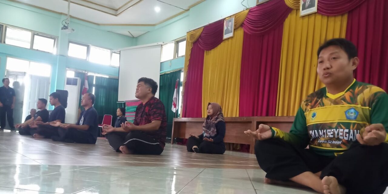 Guru dan Karyawan SMAN 1 Seyegan Segar Bugar Bersama Yoga UNY