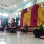 Guru dan Karyawan SMAN 1 Seyegan Segar Bugar Bersama Yoga UNY