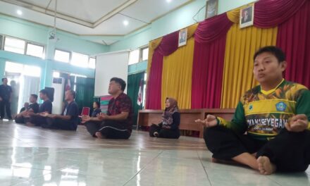 Guru dan Karyawan SMAN 1 Seyegan Segar Bugar Bersama Yoga UNY