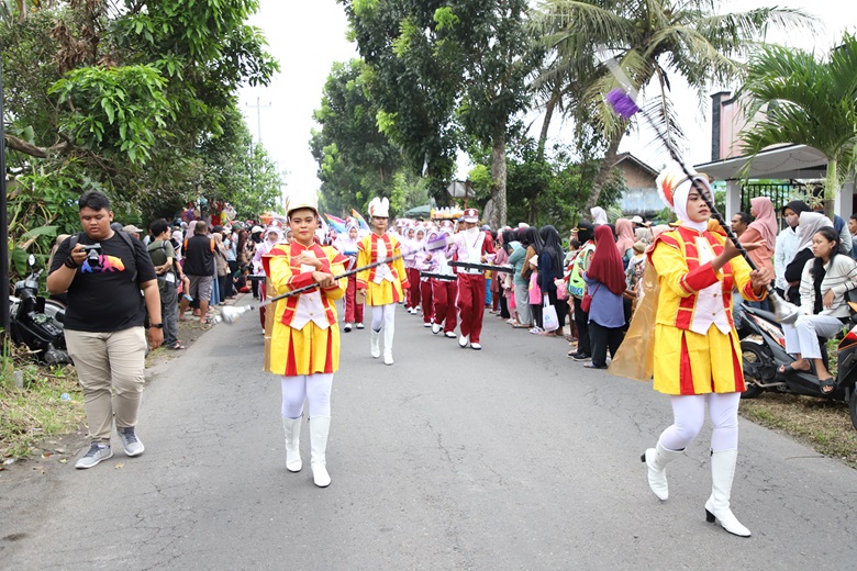 Semarak Budaya di Kirab Mbah Bergas: SMAN 1 Seyegan Tampilkan Harmoni Tradisi dan Kepedulian Lingkungan
