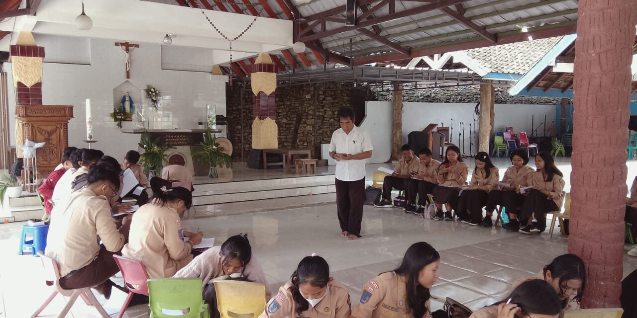 Siswa-Siswi Nasrani SMAN 1 Seyegan Khidmat Rayakan Paskah di Goa Maria Jatiningsih