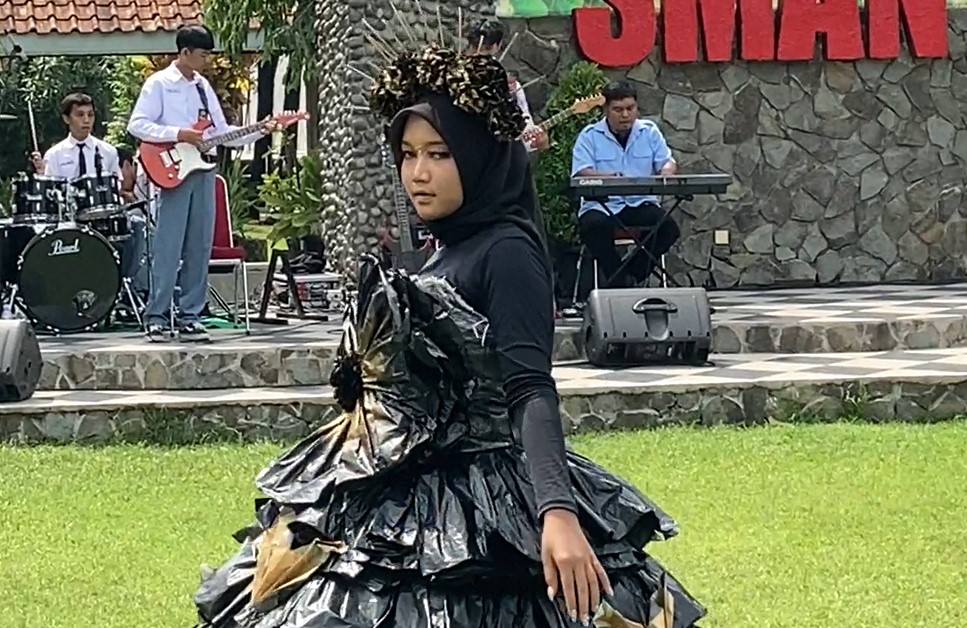 Dari Sampah Menjadi Gaya: Mengubah Limbah Plastik Menjadi Fashion yang Menarik dan Berkelanjutan