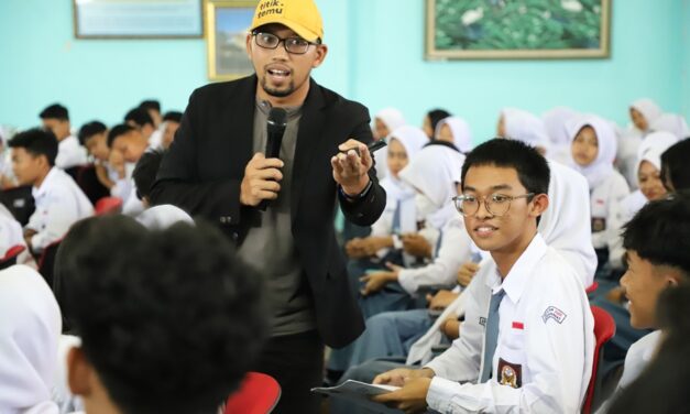 Menguasai Panggung: Panduan Melatih Public Speaking yang Baik dan Memukau