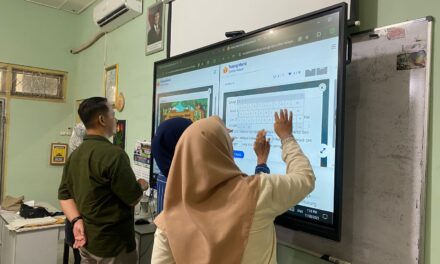 🖥️ Merevolusi Kelas: Pemanfaatan Panel Layar Interaktif dalam Program Digitalisasi Pendidikan Pemerintah