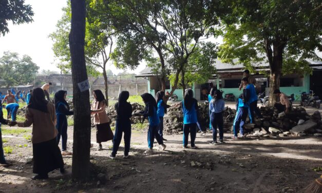 🧹 Semangat Bhakti Siswa SMAN 1 Seyegan: Kerja Bakti Massal Jaga Lingkungan Belakang Sekolah