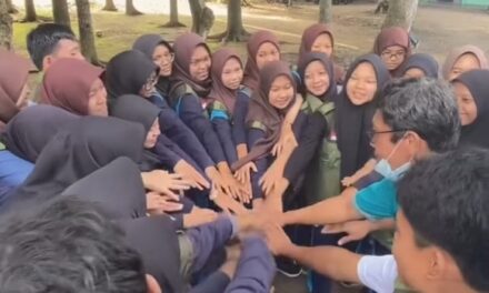 Jumat Bersih: Napas Hijau SMAN 1 Seyegan dalam Genggaman Kader Adiwiyata