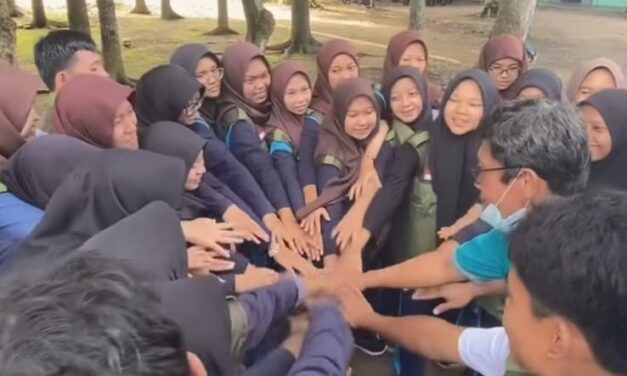 Jumat Bersih: Napas Hijau SMAN 1 Seyegan dalam Genggaman Kader Adiwiyata