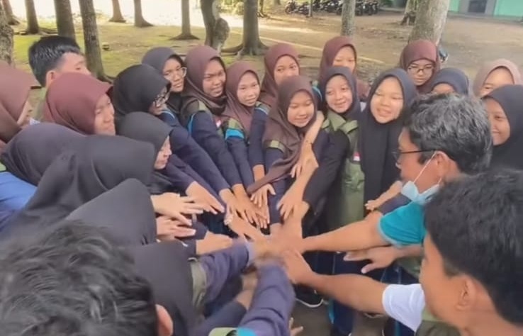 Jumat Bersih: Napas Hijau SMAN 1 Seyegan dalam Genggaman Kader Adiwiyata