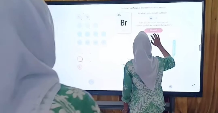 Revolusi Ruang Kelas: Guru SMAN 1 Seyegan Transformasikan Pembelajaran Melalui Papan Interaktif Digital