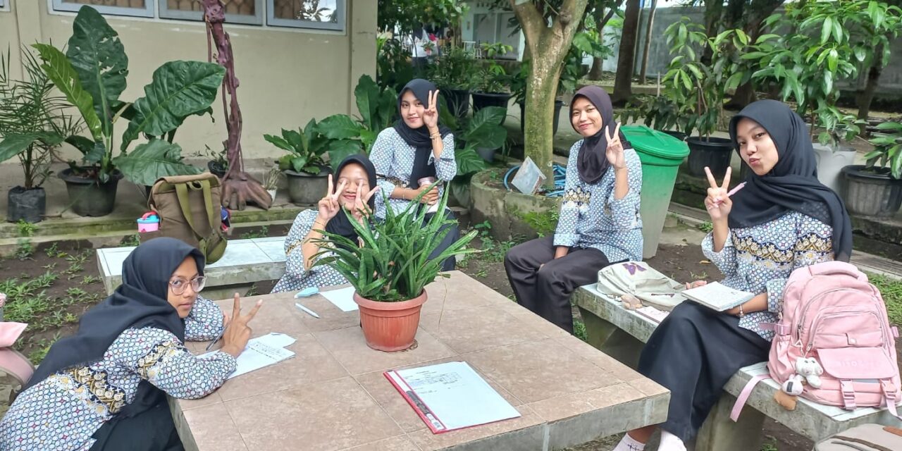 Bebas dari Penat Kelas: Metode Outdoor Learning SMAN 1 Seyegan Melejitkan Kreativitas Sastra Siswa
