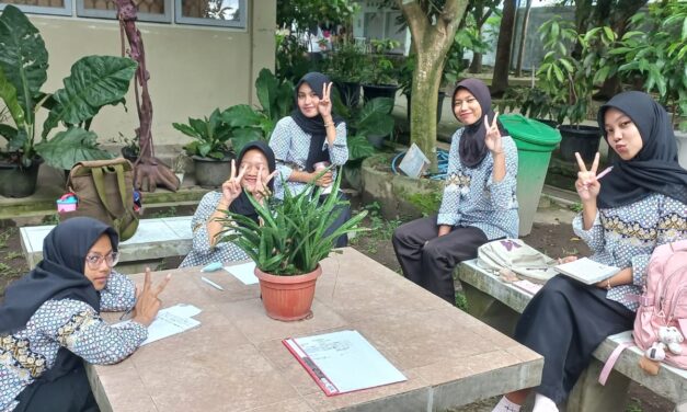 Bebas dari Penat Kelas: Metode Outdoor Learning SMAN 1 Seyegan Melejitkan Kreativitas Sastra Siswa