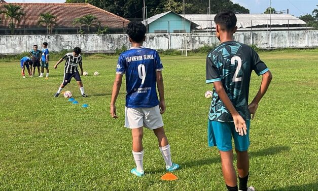 Rutinitas Latihan Sepak Bola Ringan di Ruang Terbatas