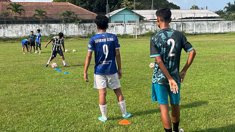 Rutinitas Latihan Sepak Bola Ringan di Ruang Terbatas