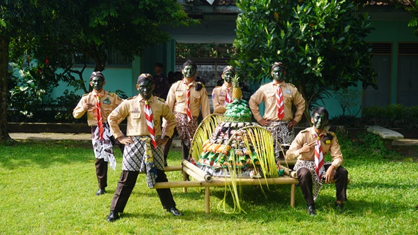 Gunungan: Simbol Kesuburan, Doa, dan Kosmologi dalam Budaya Jawa