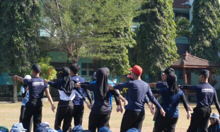 Bekerja Sama dengan Koramil Seyegan, SMAN 1 Seyegan Mantapkan Karakter Disiplin Siswa Lewat Latihan Baris-Berbaris