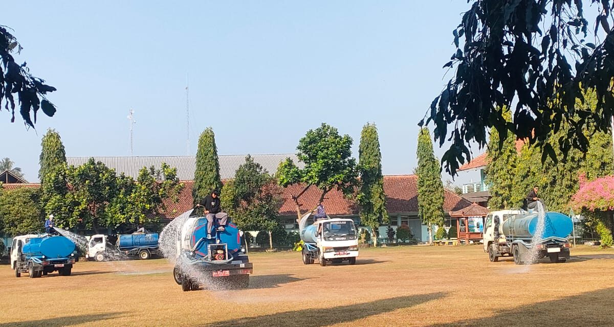 Tingkatkan Fasilitas Sekolah, SMAN 1 Seyegan Gandeng DLH Sleman Siram Rumput Lapangan Upacara