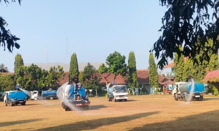 Tingkatkan Fasilitas Sekolah, SMAN 1 Seyegan Gandeng DLH Sleman Siram Rumput Lapangan Upacara