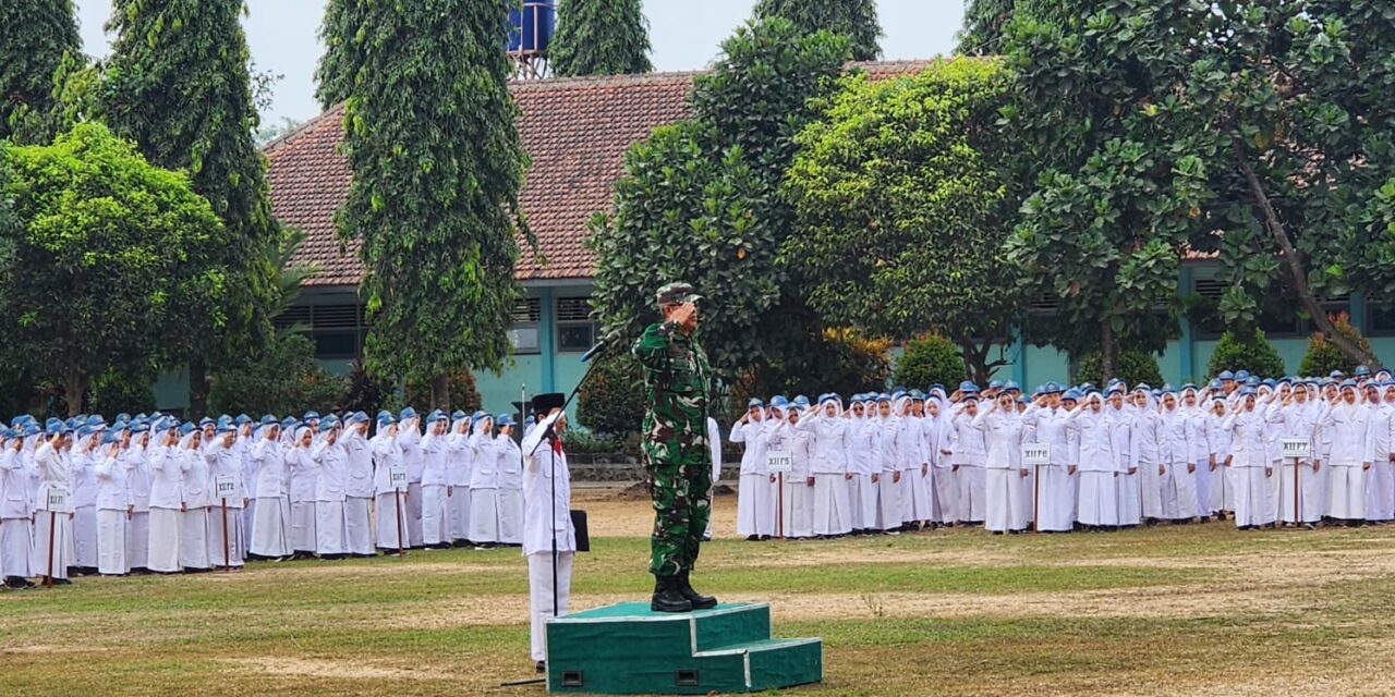Kedisiplinan dan Jiwa Nasionalisme: Danramil Seyegan Bertindak sebagai Pembina Upacara di SMAN 1 Seyegan