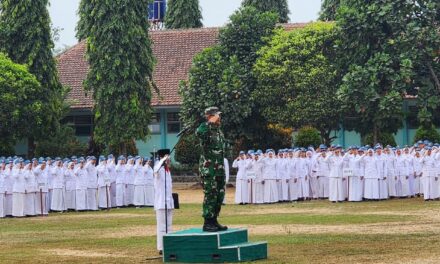 Kedisiplinan dan Jiwa Nasionalisme: Danramil Seyegan Bertindak sebagai Pembina Upacara di SMAN 1 Seyegan